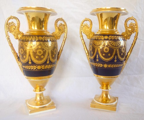 Restauration - Charles X - Paire de grands vases en porcelaine de Paris début 19e