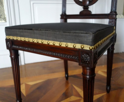 Louis XVI - Paire de chaises d'époque Louis XVI en acajou marques Palais de Compiegne