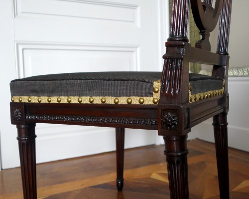 Antiquités - Paire de chaises d'époque Louis XVI en acajou marques Palais de Compiegne