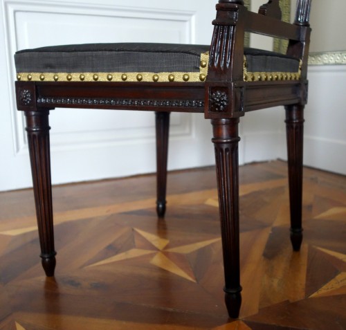 Antiquités - Paire de chaises d'époque Louis XVI en acajou marques Palais de Compiegne