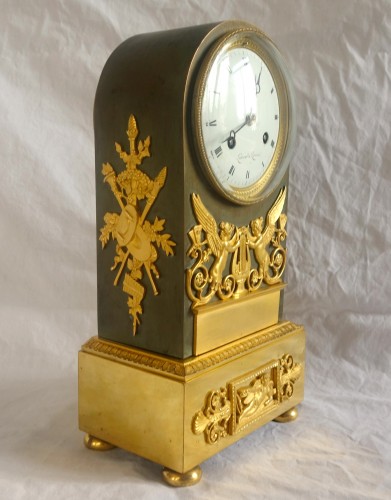 Pendule borne d'époque Empire en bronze patiné et doré par Lesieur - Horlogerie Style Empire