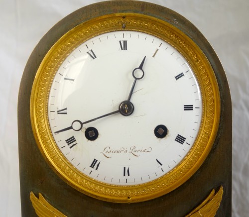Pendule borne d'époque Empire en bronze patiné et doré par Lesieur - GSLR Antiques