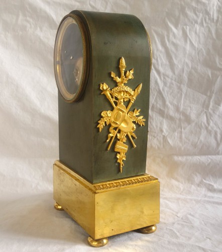 Pendule borne d'époque Empire en bronze patiné et doré par Lesieur - Empire