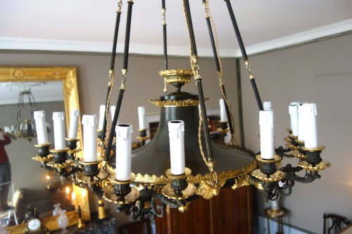 XIXe siècle - Lustre d'époque Restauration à 18 feux en bronze patiné et doré, vers 1830