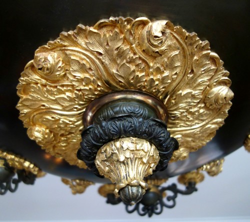 Antiquités - Lustre d'époque Restauration à 18 feux en bronze patiné et doré, vers 1830