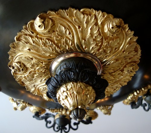 Antiquités - Lustre d'époque Restauration à 18 feux en bronze patiné et doré, vers 1830