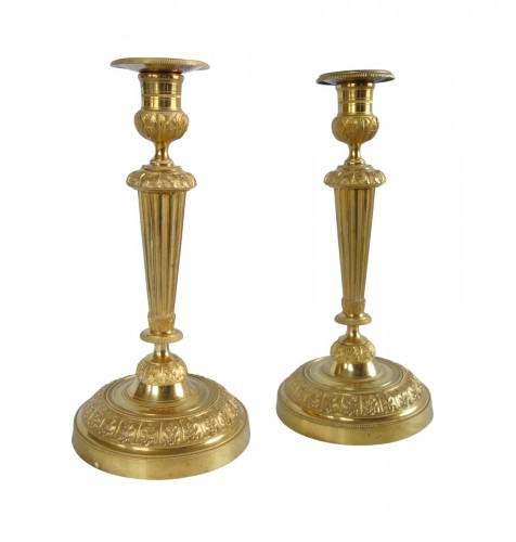 Paire de bougeoirs flambeaux Louis XVI en bronze doré