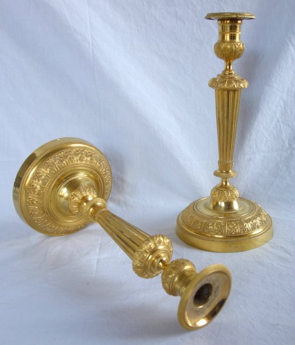Paire de bougeoirs flambeaux Louis XVI en bronze doré - Luminaires Style Directoire