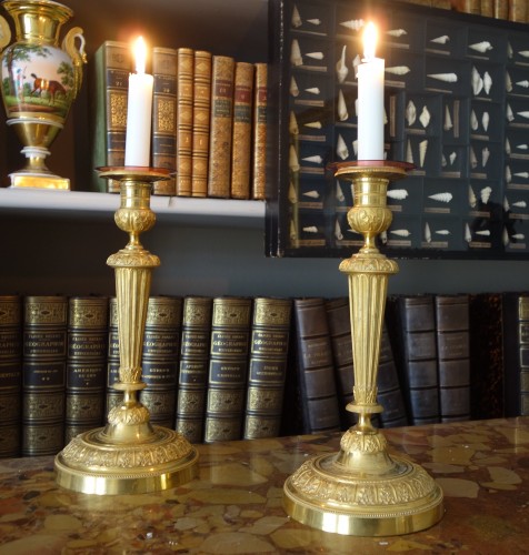 Directoire - Paire de bougeoirs flambeaux Louis XVI en bronze doré