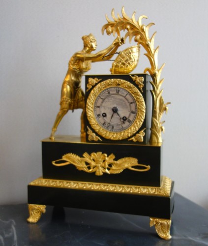 La récolte du Cacao - pendule en bronze patiné et doré d'époque Restauration - Horlogerie Style Restauration - Charles X