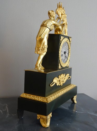 La récolte du Cacao - pendule en bronze patiné et doré d'époque Restauration - GSLR Antiques