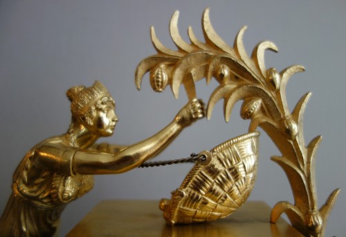 Antiquités - La récolte du Cacao - pendule en bronze patiné et doré d'époque Restauration