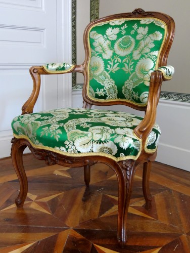 Sièges Fauteuil & Bergère - Paire de fauteuils cabriolets d'époque Louis XV estampillés NOGARET