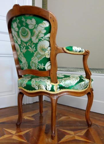 Louis XV - Paire de fauteuils cabriolets d'époque Louis XV estampillés NOGARET