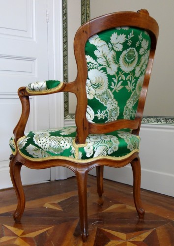 Antiquités - Paire de fauteuils cabriolets d'époque Louis XV estampillés NOGARET