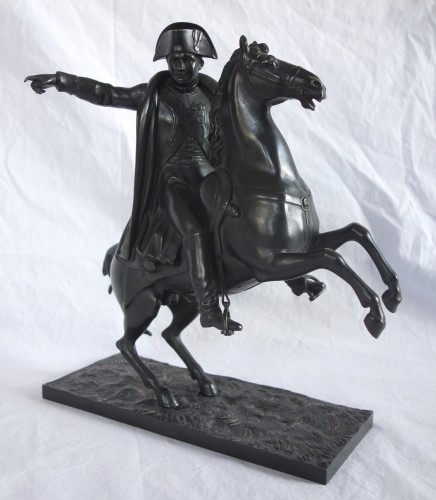 XIXe siècle - L'Empereur Napoleon à cheval, bronze à patine brun noir d'époque début 19e siècle