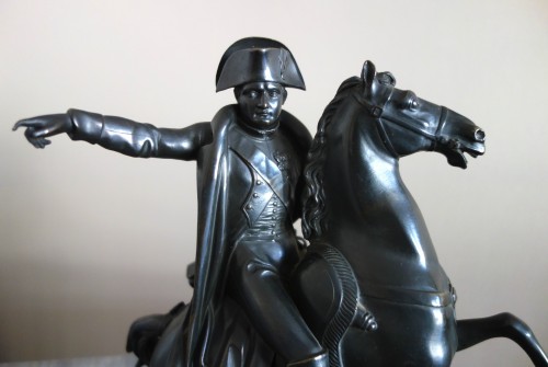 L'Empereur Napoleon à cheval, bronze à patine brun noir d'époque début 19e siècle - Empire