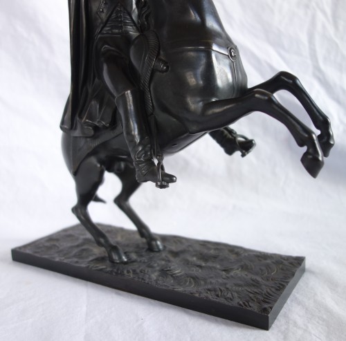Antiquités - L'Empereur Napoleon à cheval, bronze à patine brun noir d'époque début 19e siècle
