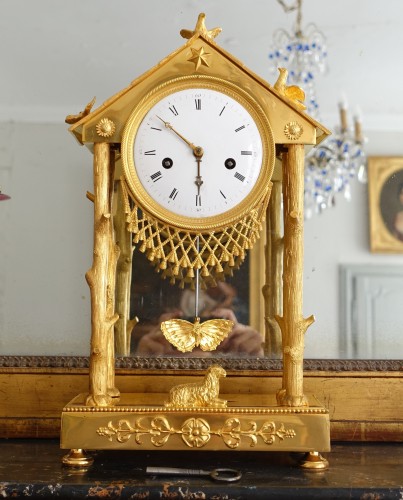 Pendule à la Chaumière d'époque Empire en bronze doré - Horlogerie Style Empire