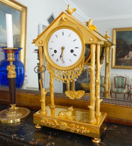 Horlogerie Pendule - Pendule à la Chaumière d'époque Empire en bronze doré