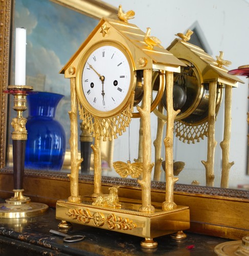 Pendule à la Chaumière d'époque Empire en bronze doré - GSLR Antiques