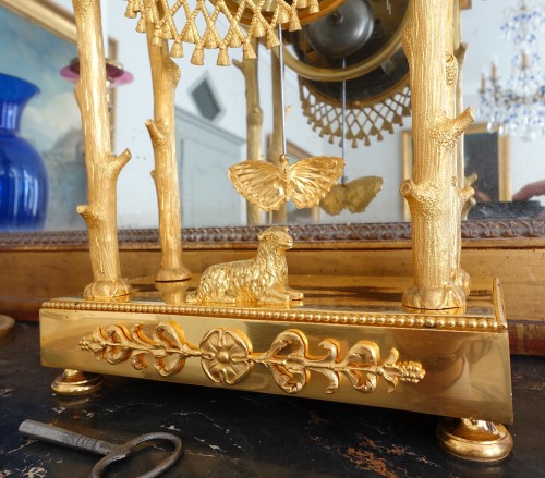 XIXe siècle - Pendule à la Chaumière d'époque Empire en bronze doré
