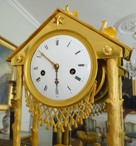 Pendule à la Chaumière d'époque Empire en bronze doré - Empire
