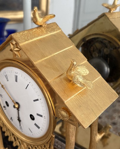 Antiquités - Pendule à la Chaumière d'époque Empire en bronze doré