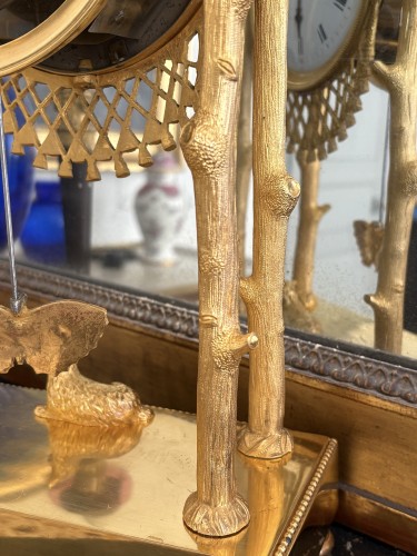 Antiquités - Pendule à la Chaumière d'époque Empire en bronze doré