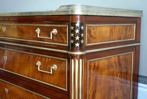 XVIIIe siècle - Commode d'époque Directoire en plaquage d'acajou et citronnier