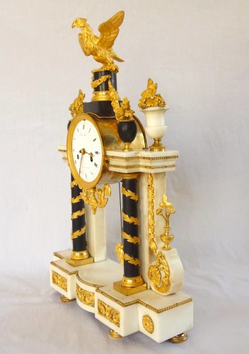 Pendule portique d'époque Louis XVI en mabre et bronze doré - GSLR Antiques