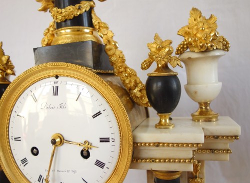Antiquités - Pendule portique d'époque Louis XVI en mabre et bronze doré