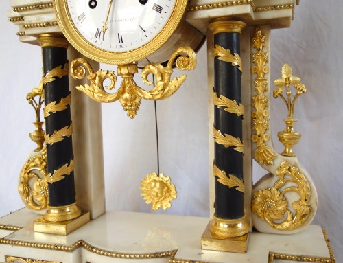 Antiquités - Pendule portique d'époque Louis XVI en mabre et bronze doré