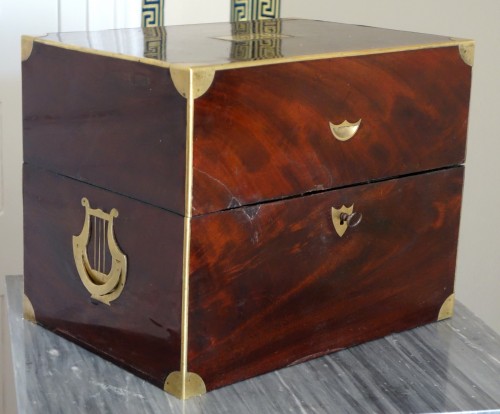 Cave à liqueur en cristal et acajou d'époque Restauration - GSLR Antiques