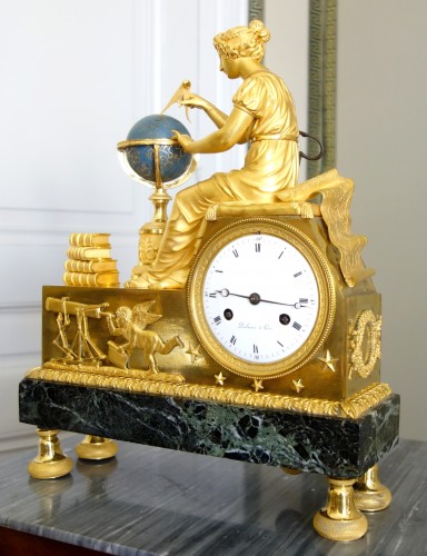 Pendule Empire L'étude de l'Astronomie, cadran signé Piolaine à Paris - Horlogerie Style Empire