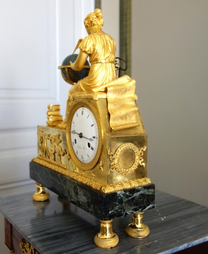 Pendule Empire L'étude de l'Astronomie, cadran signé Piolaine à Paris - GSLR Antiques