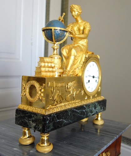 XIXe siècle - Pendule Empire L'étude de l'Astronomie, cadran signé Piolaine à Paris