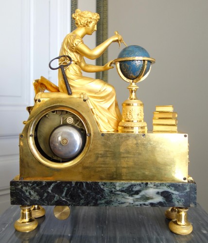 Pendule Empire L'étude de l'Astronomie, cadran signé Piolaine à Paris - Empire