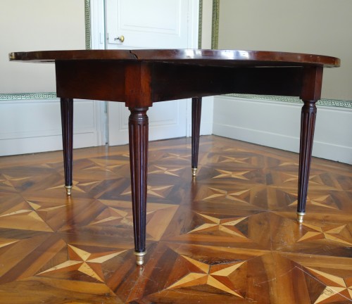 XVIIIe siècle - Table de salle à manger en acajou à mécanisme d'époque Louis XVI