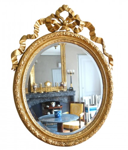 Miroir Louis XVI  n bois doré de forme ovale 