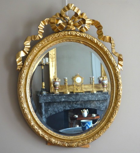 Miroir Louis XVI  en bois doré de forme ovale  - Miroirs, Trumeaux Style Louis XVI