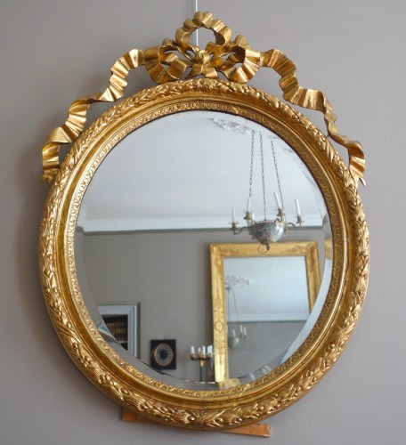 Miroir Louis XVI  en bois doré de forme ovale  - GSLR Antiques