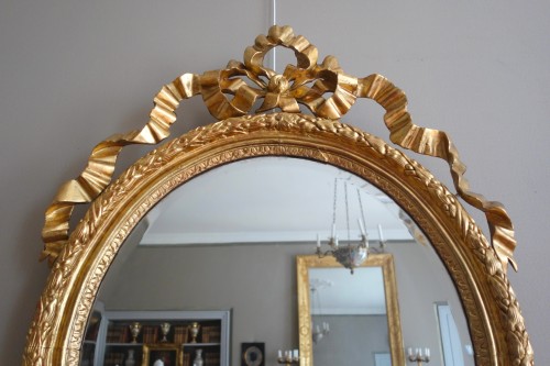 XVIIIe siècle - Miroir Louis XVI  en bois doré de forme ovale 
