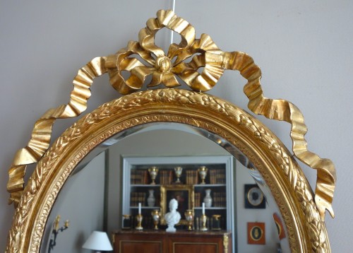 Miroir Louis XVI  en bois doré de forme ovale  - Louis XVI