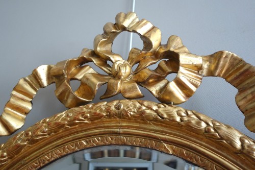 Louis XVI - Miroir Louis XVI  en bois doré de forme ovale 