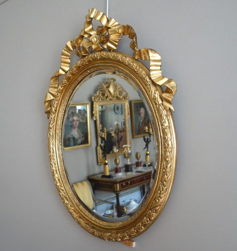 Antiquités - Miroir Louis XVI  en bois doré de forme ovale 