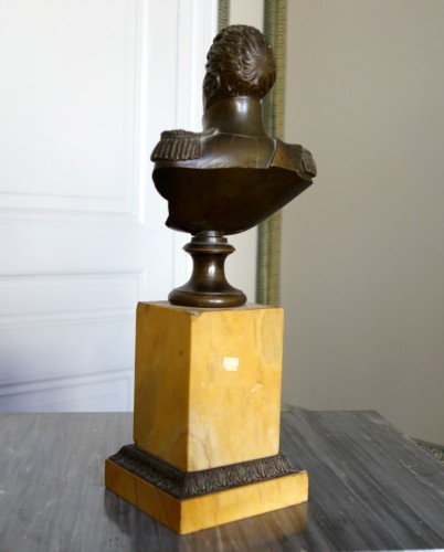 Sculpture Sculpture en Bronze - Buste de Charles X en bronze patiné et marbre jaune de Sienne