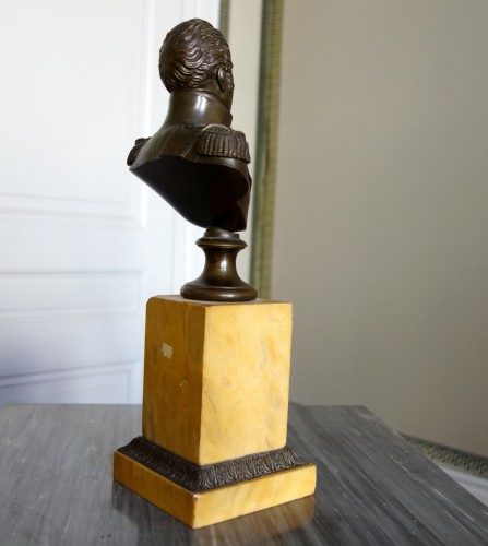 Buste de Charles X en bronze patiné et marbre jaune de Sienne - GSLR Antiques