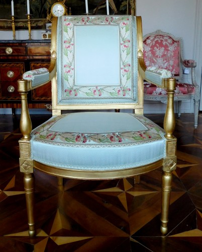 Antiquités - Pair of gilt wood armchairs - France circa 1796-1799