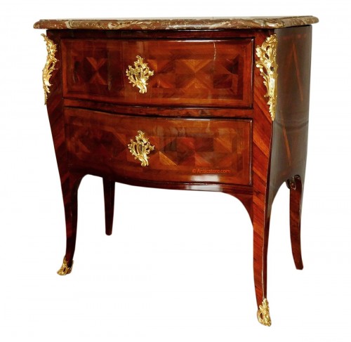 Petite commode Louis XV estampillée François Garnier